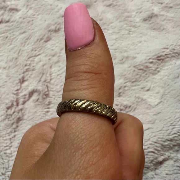 Anthropologie engraved swirl ring NEW - Picture 5 of 8
